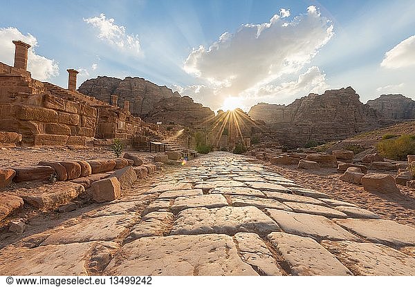 Antike römische Straße neben den Ruinen von Petra nabatäische Stadt Petra in der Nähe von Wadi Musa Jordanien Asien