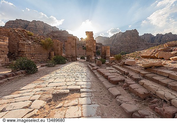Antike römische Straße  Temenos-Tor im Zentrum von Petra  nabatäische Stadt Petra  nahe Wadi Musa  Jordanien  Asien
