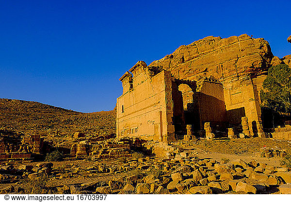 Antike Ruinen der Stadt Petra  Jordanien in der Morgendämmerung