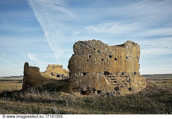Antike Ruinen einer alten Windmühle in der Nähe von Villardefrdes. Straße nach Santiago del Sureste  die durch die Provinz Valladolid führt. Kastilien und León. Spanien.