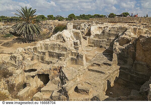 Antike Ruinen und Touristen in der archäologischen Stätte Tombs of the Kings,  UNESCO-Weltkulturerbe,  Pafos,  Zypern,  Europa