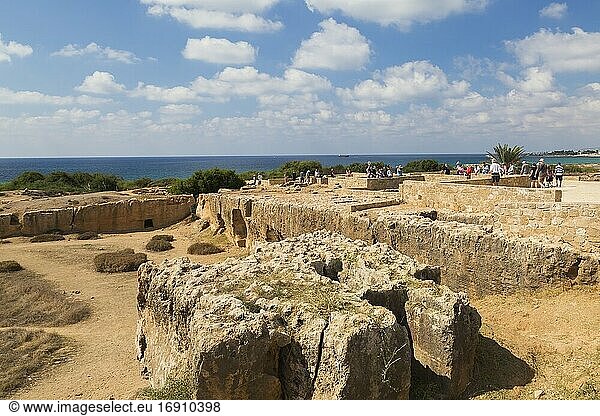 Antike Ruinen und Touristen in der archäologischen Stätte Tombs of the Kings UNESCO-Weltkulturerbe Pafos Zypern.
