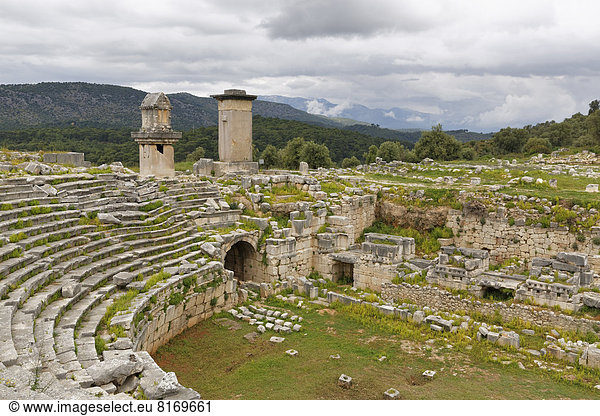 Antike Stadt Xanthos,  römisches Theater mit Pfeilersarkophag und Harpyienmonument