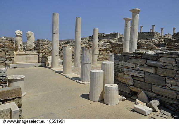 Antike Statuen und Säulen  Cleopatra und Dioscorides  Torso ohne Kopf  Insel Delos  Unesco-Weltkulturerbe  Mykonos  Kykladen  Griechenland  Europa