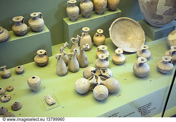 Antike Töpferwaren für Brandbestattungen  Archäologisches Museum  Rhodos  Griechenland