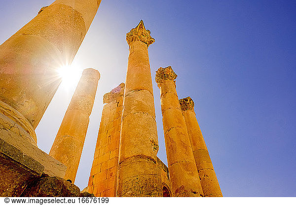 Antike zerstörte Säulen in der römischen Stadt Jerash  Jordanien