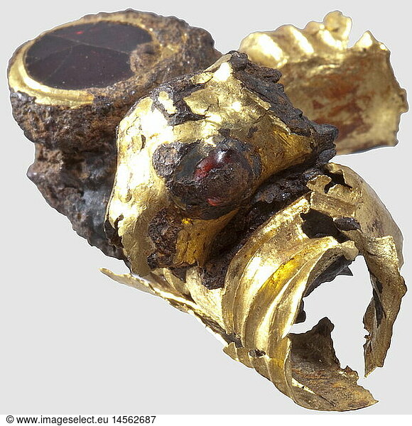 ANTIKEN - EUROPA UND MITTELMEERRAUM  Goldplattiertes  almandinbesetztes GÃ¼rtelteil  byzantinisch  10. Jhdt. Eisen goldplattiert. GÃ¼rtelfragment mit zwei eingesetzten Almandinen. LÃ¤nge 3 3 cm  Gewicht 12 5 g. Provenienz: SÃ¼ddeutsche Privatsammlung  70er Jahre und spÃ¤ter ANTIKEN - EUROPA UND MITTELMEERRAUM, Goldplattiertes, almandinbesetztes GÃ¼rtelteil, byzantinisch, 10. Jhdt. Eisen goldplattiert. GÃ¼rtelfragment mit zwei eingesetzten Almandinen. LÃ¤nge 3,3 cm, Gewicht 12,5 g. Provenienz: SÃ¼ddeutsche Privatsammlung, 70er Jahre und spÃ¤ter,
