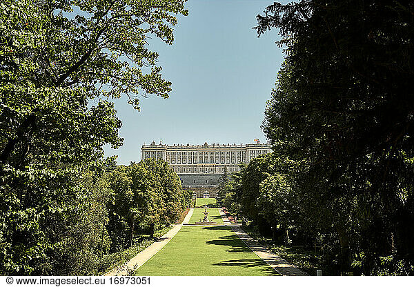 Antiker Palast und grüner Garten im Sommer