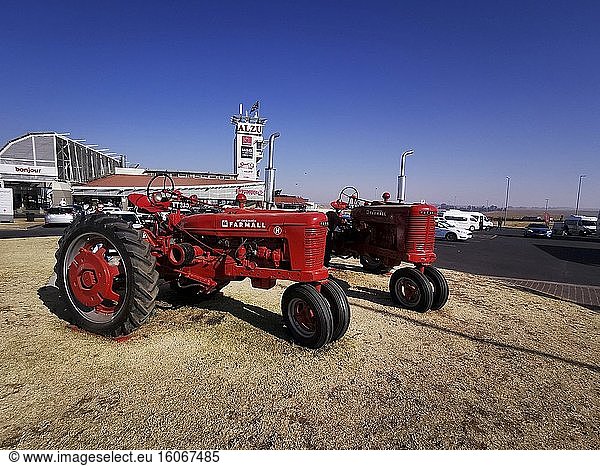 Antiker Traktor Mc Cormick Farmall bei Total Petroport N4 Alzu  Middelburg  Südafrika. Foto: Andr? Maslennikov.
