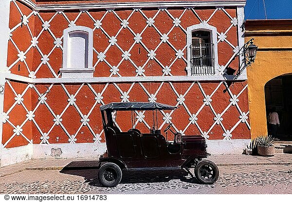 Antikes Auto vor einer roten Wand  Bernal  Queretaro  Mexiko.