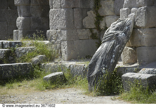 Antikes Griechenland kopflose Figur einer Frau aus Stein lehnt an einer Mauer Asklepieion Insel Kos Griechenland