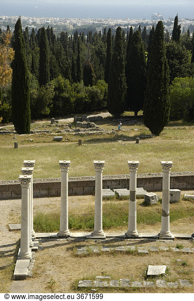 Antikes Griechenland Reihe von Säulen vor Wald aus schlanken Zypressen Asklepieion Insel Kos Griechenland