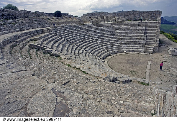 Antikes griechisches Theater auf dem Barbaro Berg Segesta archäologische Stätte Sizilien Italien