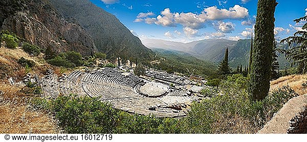 Antikes griechisches Theater von Delphi  archäologische Ausgrabungsstätte Delphi  Delphi  Griechenland.