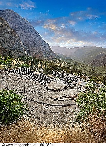Antikes griechisches Theater von Delphi  archäologische Ausgrabungsstätte Delphi  Delphi  Griechenland.