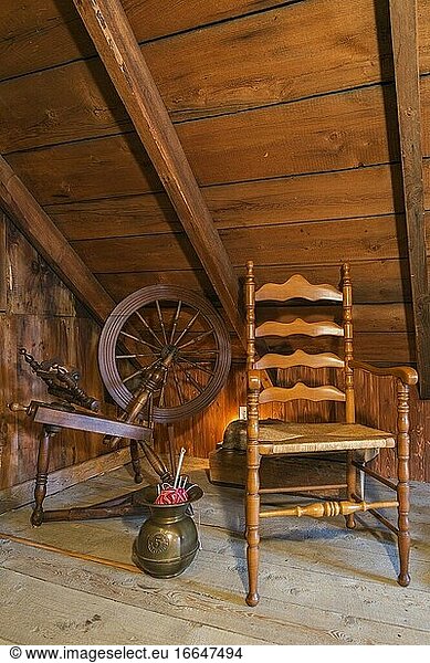 Antikes hölzernes Spinnrad und Stuhl im Sommer-Schlafzimmer im Obergeschoss eines alten Hauses im kanadischen Stil um 1840  Quebec  Kanada. Dieses Bild ist freigegebenes Eigentum. CUPR0361.