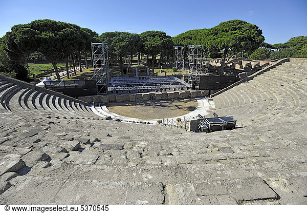 Antikes römisches Theater im Ausgrabungsgelände Ostia Antica  antike Hafenstadt von Rom  Latium  Italien  Europa