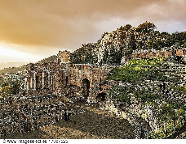 Antikes Theater  Teatro Greco im Abendlicht  Taormina  Provinz Messina  Sizilien  Italien  Europa