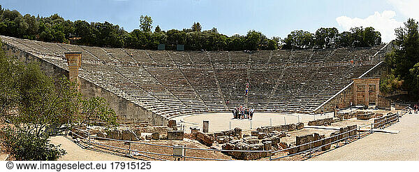 Antikes Theater von Asklepieion  in der antiken Stadt Epidaurus  UNESCO-Weltkulturerbe  Lygouno  Argolische Halbinsel  Griechenland  Europa