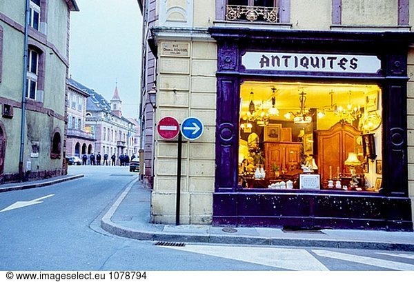 Antiquitätenladen und Polizisten auf der Rückseite. Stadt Belfort im Winter. Territoire de Belfort. Franche-Comté  Frankreich.