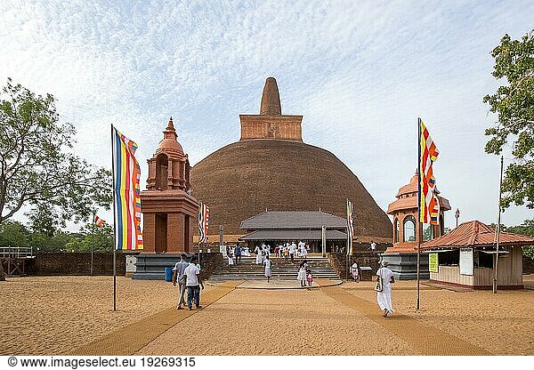 Anuradhapura  Sri Lanka  21. August 2018: Alte buddhistische Stupa Abhayagiri Vihara. Anuradhapura ist eine der alten Hauptstädte Sri Lankas  Asien