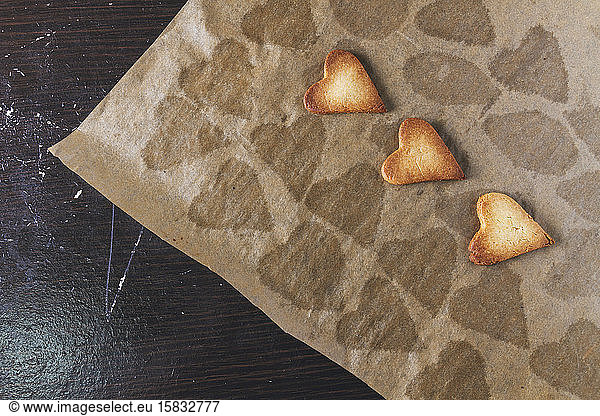 Anzahl frisch gebackener Kekse auf Backpapier