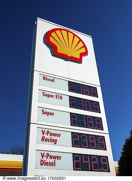 Anzeigetafel der Kraftstoffpreise einer Shell-Tankstelle in Wolfsburg-Vorsfelde 08. 03. 2022. Die Preise steigen und liegen deutlich über zwei Euro pro Liter. Diesel ist hier fünf Cent teurer als Super-Benzin