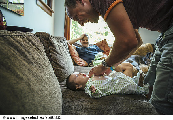 anziehen Europäer Couch Junge - Person Menschlicher Vater Baby