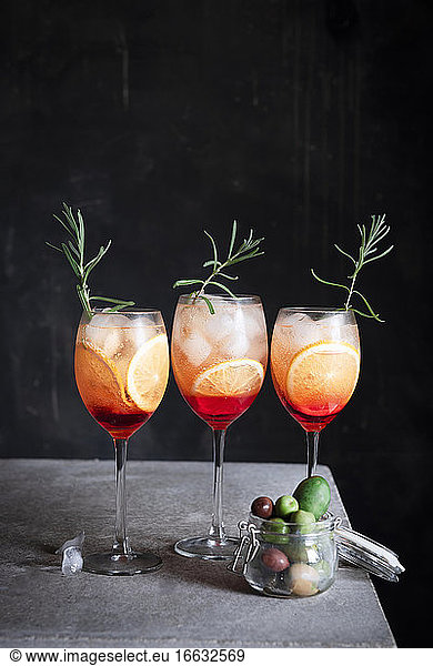 Aperol Spritz serviert mit Oliven