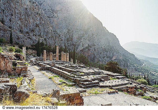 Apollo-Tempel in Delphi  antikes Delphi  Delphi  Griechenland  Europa