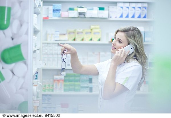 Apotheker über Telefonanruf und Hinweis auf Medikamente