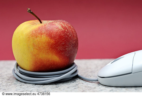 Apple and a computer mouse  symbolic image for online grocery shopping