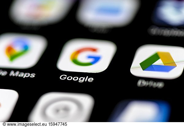 Apps von Google  Google Maps  Drive  App Icons auf einem Handy Display  iPhone  Smartphone  Nahaufnahme