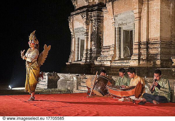 Apsara-Tänzerinnen treten im Prasat Kravan-Tempel in Siem Reap  Kambodscha  auf; Siem Reap  Kambodscha