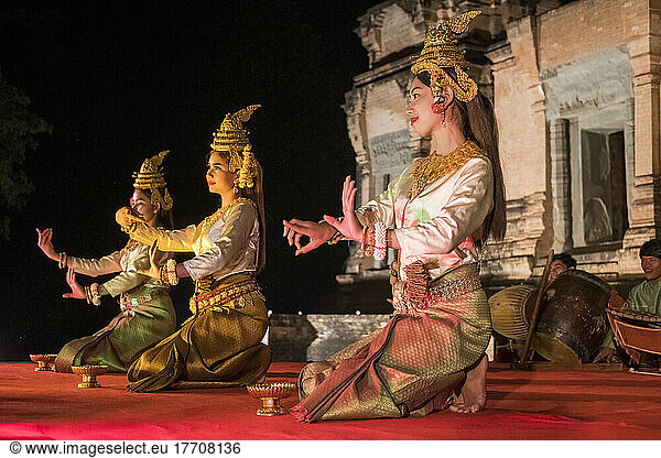 Apsara-Tänzerinnen treten im Prasat Kravan-Tempel in Siem Reap  Kambodscha  auf; Siem Reap  Kambodscha