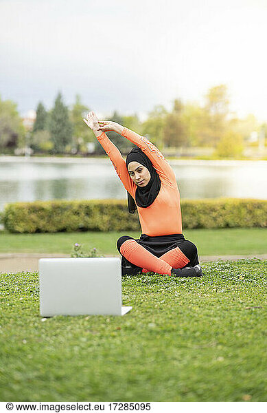 Arabische Frau lernt Übungen am Laptop im Park