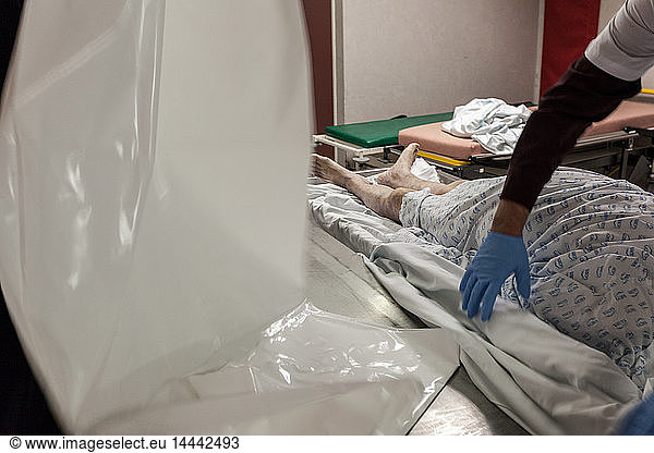 Arbeiten an einer Leiche in einer Leichenhalle eines Krankenhauses  PACA  FRANKREICH