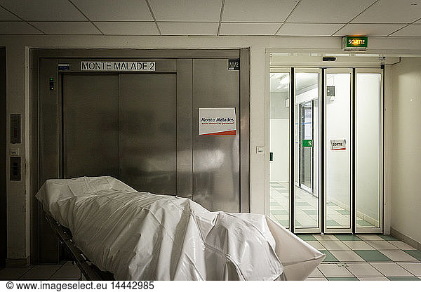 Arbeiten an einer Leiche in einer Leichenhalle eines Krankenhauses  PACA  FRANKREICH