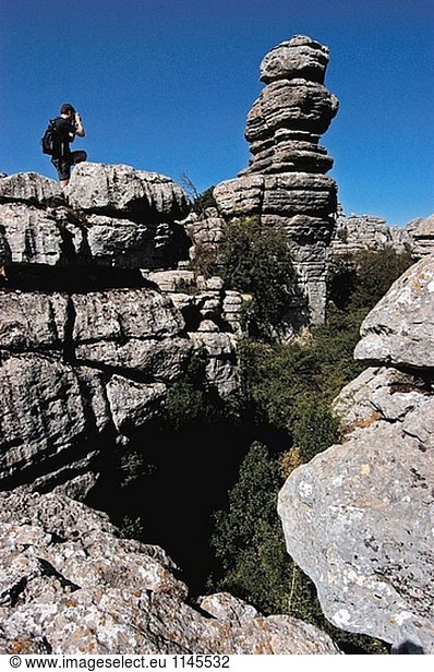 Arbeiten an Jurassic Kalksteine  Erosion Torcal de Antequera. Provinz Málaga  Andalusien  Spanien