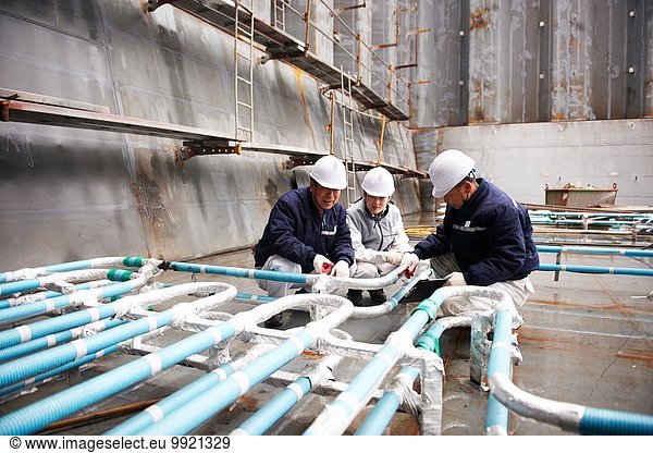 Arbeiter bei der Überprüfung der Verrohrung von Containerschiffen auf der Werft  GoSeong-gun  Südkorea