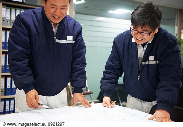 Arbeiter beim Betrachten von Schiffsplänen  GoSeong-gun  Südkorea