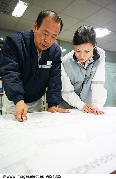 Arbeiter beim Betrachten von Schiffsplänen  GoSeong-gun  Südkorea