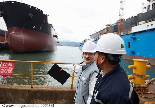 Arbeiter diskutieren im Seehafen  GoSeong-gun  Südkorea