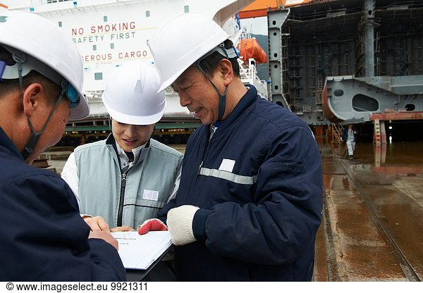 Arbeiter diskutieren Pläne auf der Werft  GoSeong-gun  Südkorea