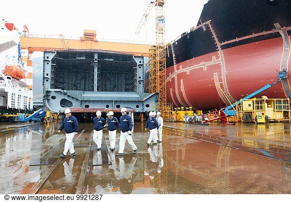 Arbeiter gehen über die Werft  GoSeong-gun  Südkorea