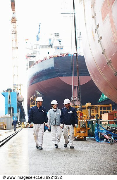 Arbeiter gehen durch die Werft  GoSeong-gun  Südkorea