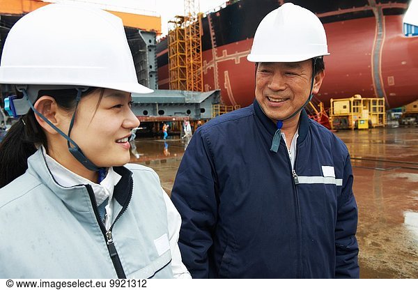 Arbeiter im Gespräch auf der Werft  GoSeong-gun  Südkorea
