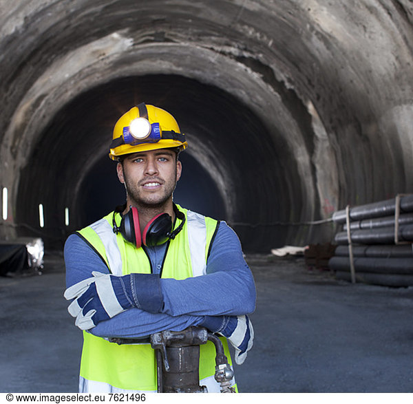 Arbeiter im Tunnel stehend