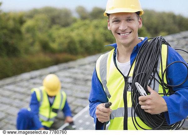 Arbeiter lächelt auf dem Dach