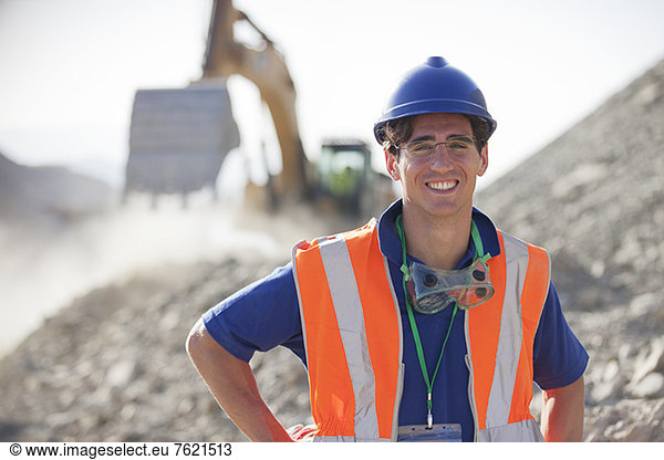 Arbeiter lächelt im Steinbruch